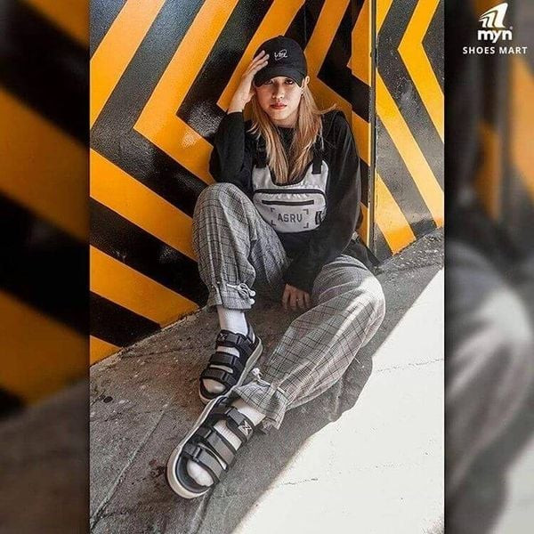 Phối đồ streetwear với giày sandal nữ cá tính ZX US 3101