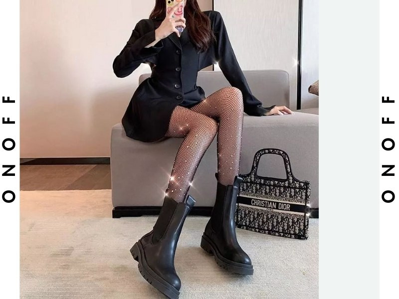 Phối giày boots với tất lưới sexy theo xu hướng thời trang