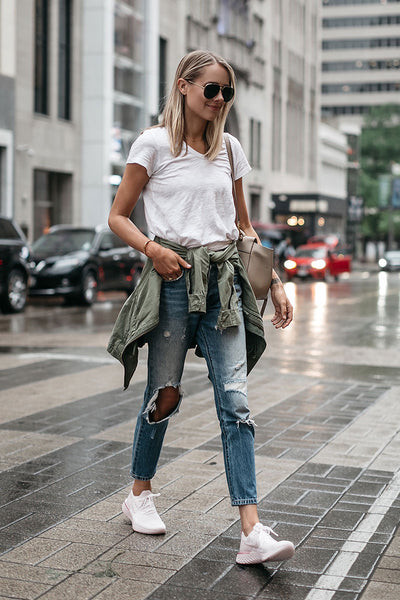 Phối giày chạy bộ nữ Nike với jeans và áo thun