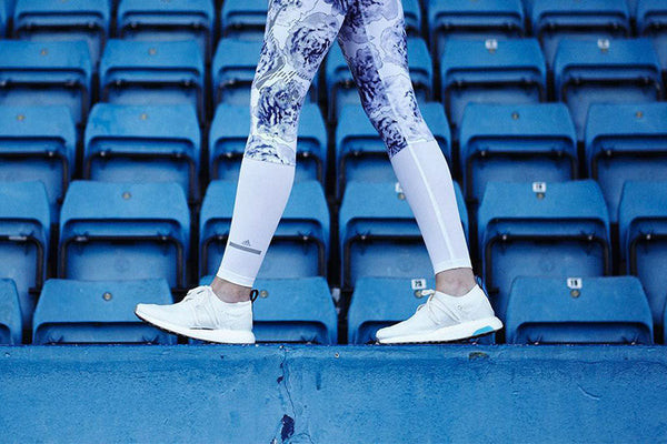 Phối quần legging ôm sát cùng một đôi giày adidas ultra boost nữ