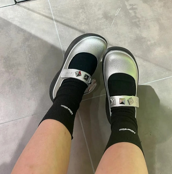 phối quần short nữ cùng giày búp bê phá cách