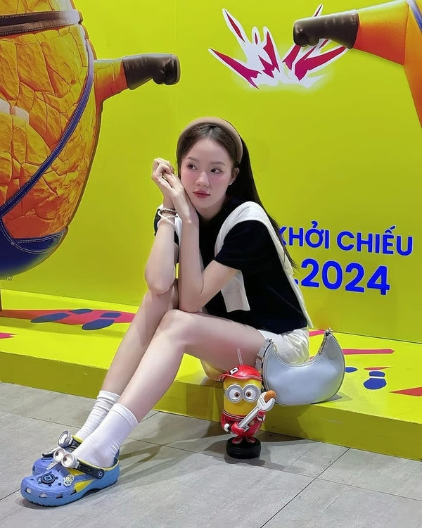 phối quần short với dép sục cá tính