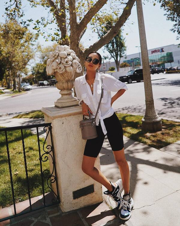 phối quần short với sneaker cá tính