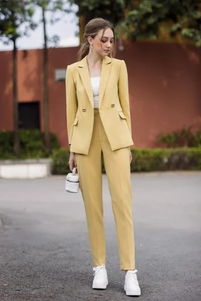 Phối vest nữ với giày sneaker trắng basic thanh lịch