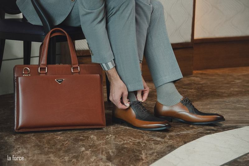 Phối vớ nam màu sắc hài hòa với quần khi đi giày tây