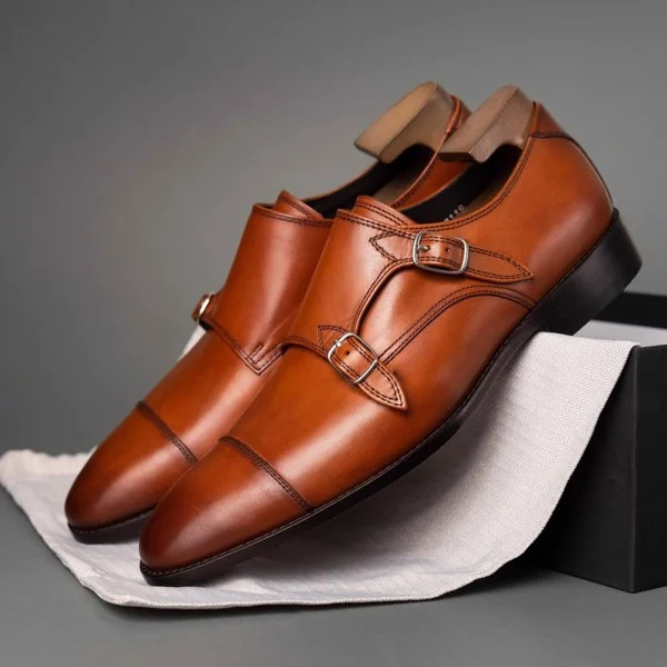 Phong cách quý ông với giày Monk Strap và vest nam