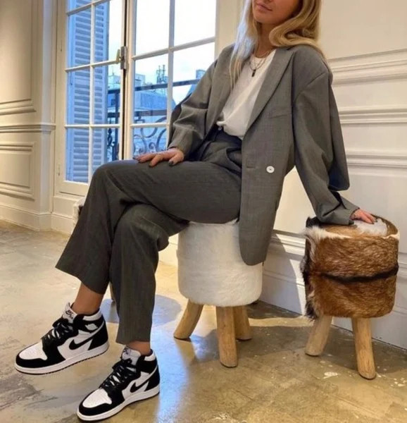 Phong cách vest xám thanh lịch cùng giày Jordan nữ