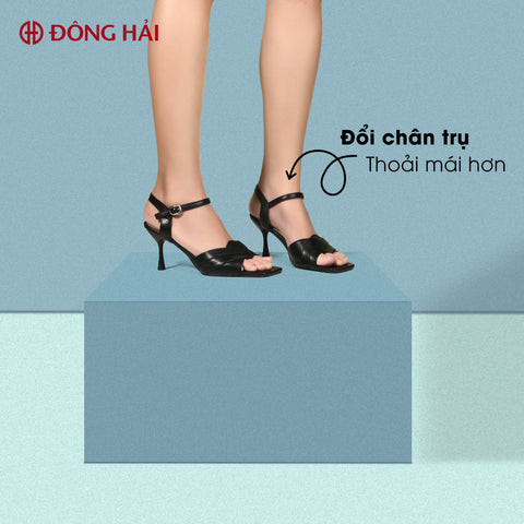 Phụ nữ đứng thẳng lưng khi đi giày cao gót đen, tư thế đúng giúp giảm đau chân