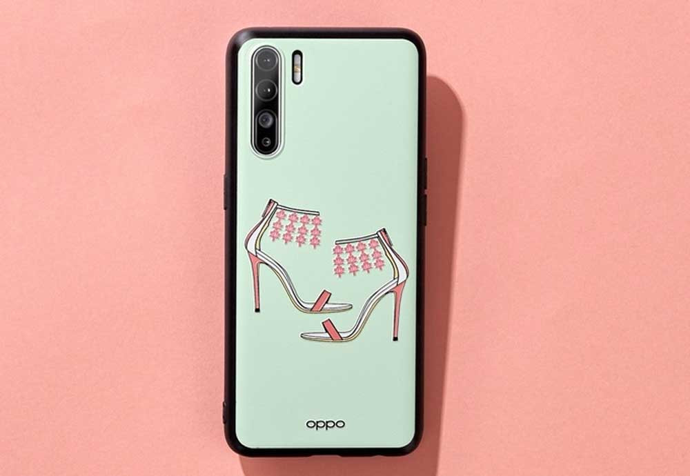 Prof. Jimmy Choo phác thảo vẽ giày cao gót trên màn hình điện thoại OPPO Reno3