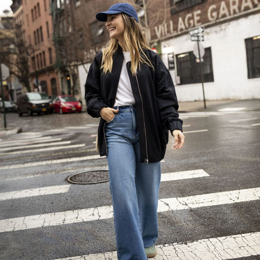 Quần baggy jean nữ phối áo khoác và giày sneaker phong cách đường phố