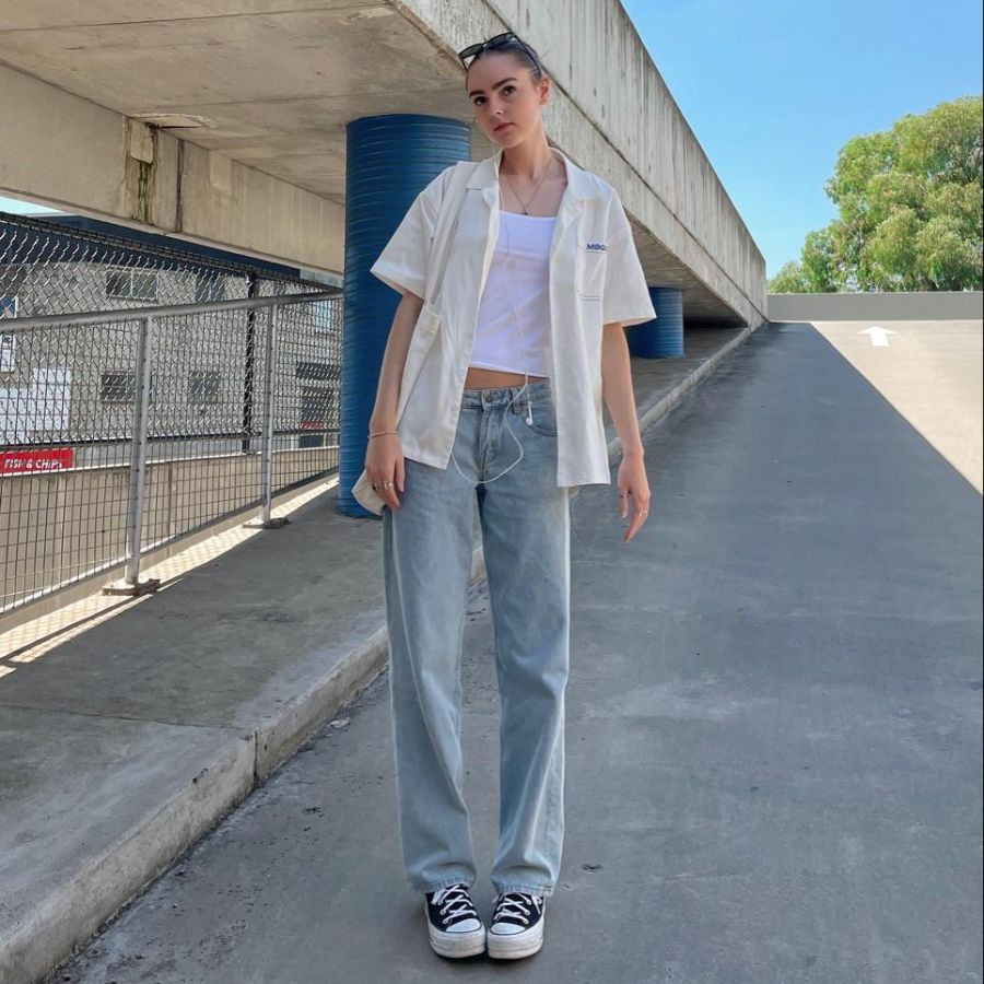 Quần baggy jean nữ phối áo sơ mi và giày Converse thanh lịch