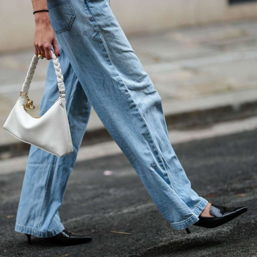 Quần baggy jean nữ phối giày mũi nhọn