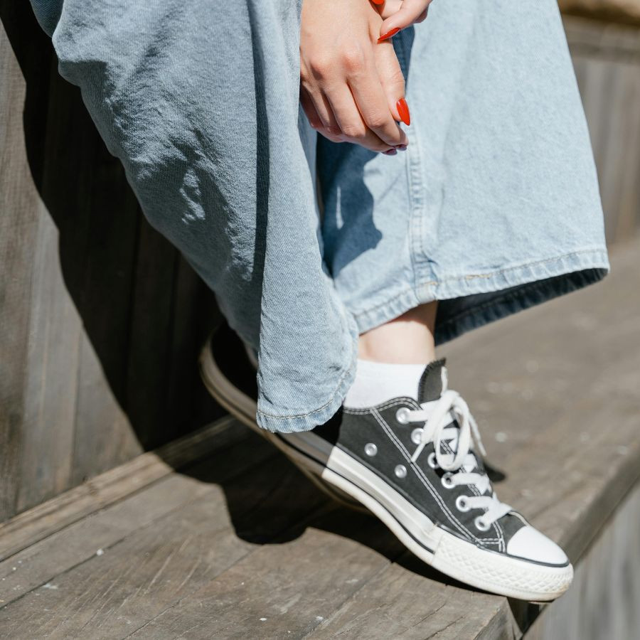 Quần baggy jean nữ phối với giày Converse