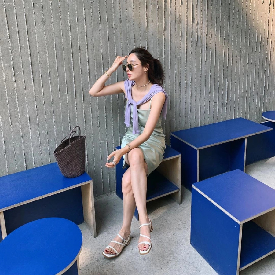 Sandal cao gót quai mảnh phối cùng đầm dự tiệc, lựa chọn hoàn hảo cho sự kiện