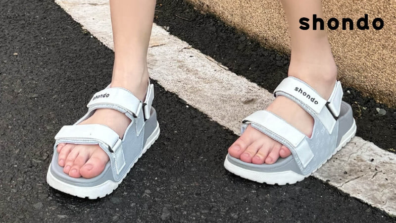 Sandal đế bánh mì màu xám trắng kết hợp chân váy xếp ly ngắn, mang đến sự thoải mái và trẻ trung cho ngày hè.