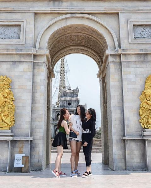 Sandal nữ cá tính màu xanh nhạt phối cùng quần short và áo thun