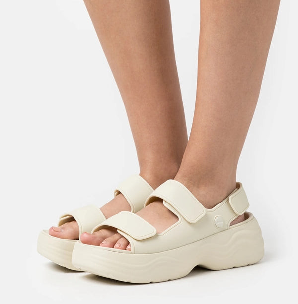 Sandal trắng năng động cho nữ sinh