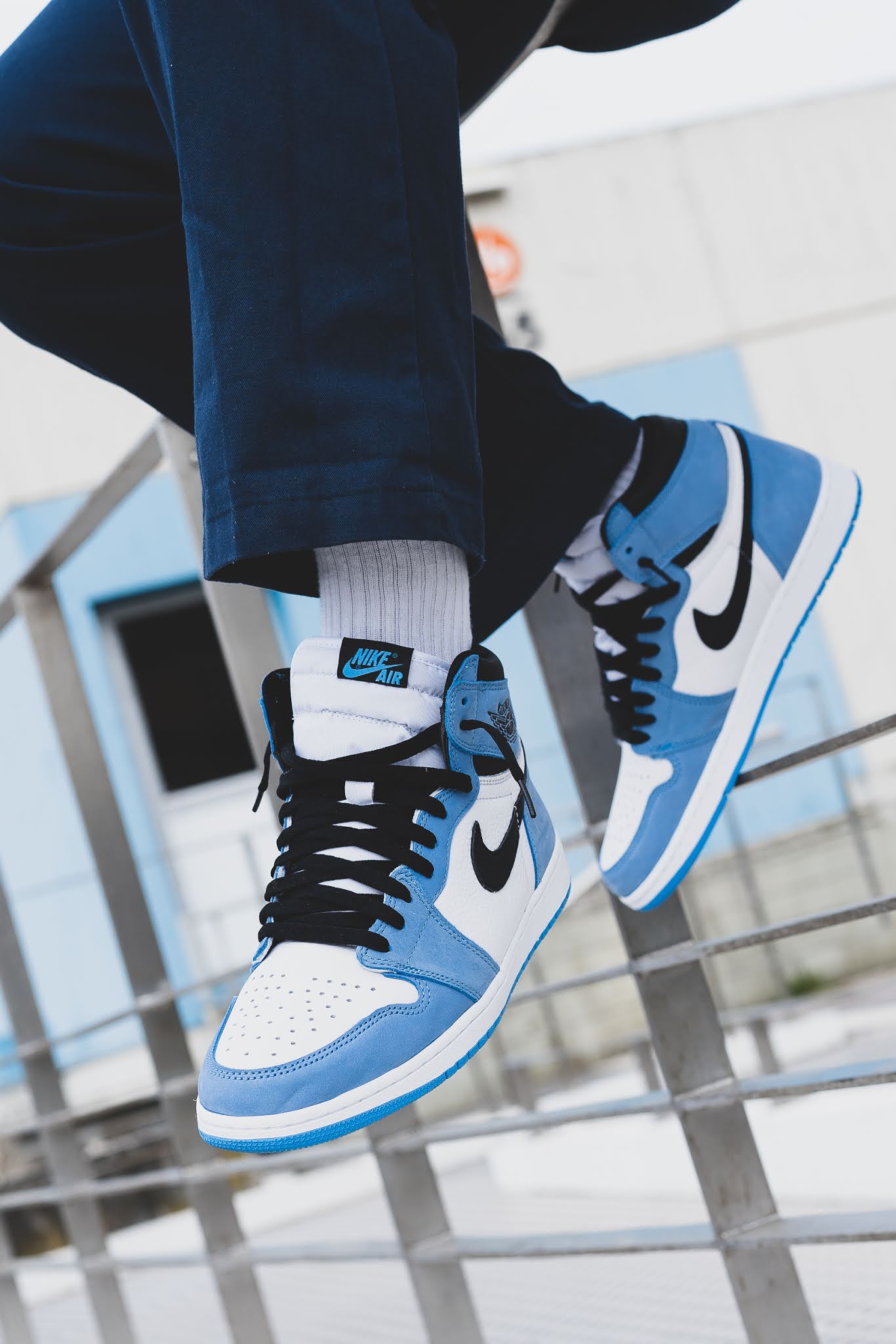 Mix đồ cùng giày sneaker nam cao cổ theo phong cách thanh lịch