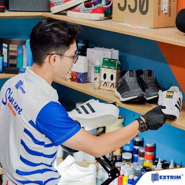 Sửa chữa giày thể thao bị hở keo