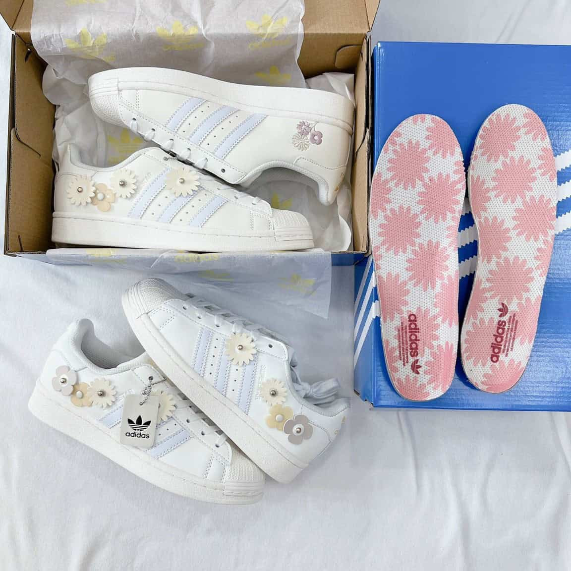 Tạo dáng với giày đôi nam nữ Adidas Superstar phối màu trắng đen cổ điển