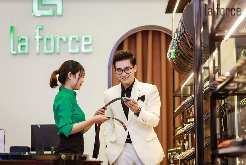 Thắt lưng da tinh tế làm điểm nhấn cho bộ vest phối cùng giày thể thao