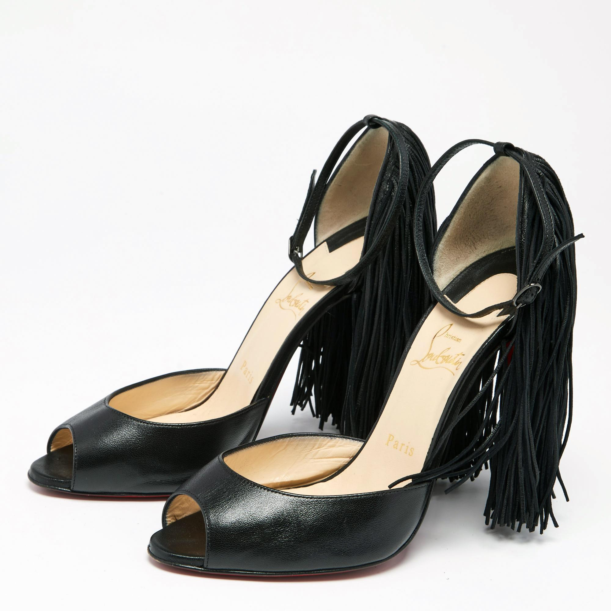 Thiết kế giày Louboutin Otrot Heels với chi tiết tua rua và màu sắc sinh động, mang đến vẻ đẹp cá tính và nổi bật, thể hiện phong cách độc đáo.