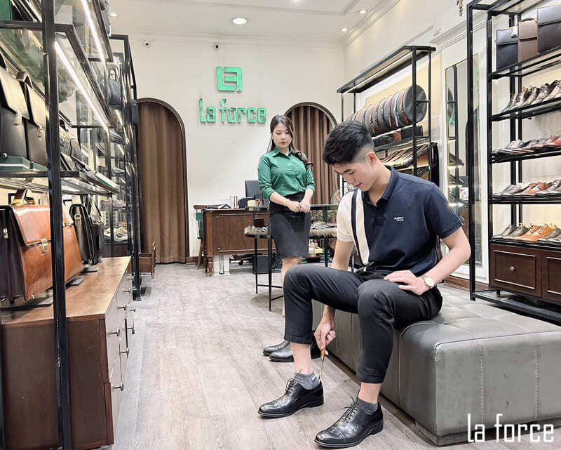 Thử giày trực tiếp tại cửa hàng