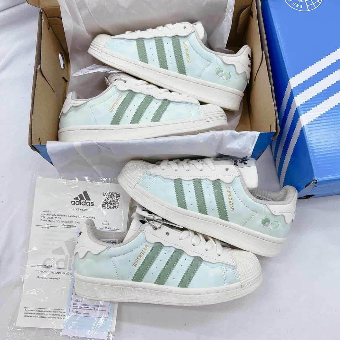 Thước phim street style cùng giày đôi nam nữ Adidas Superstar