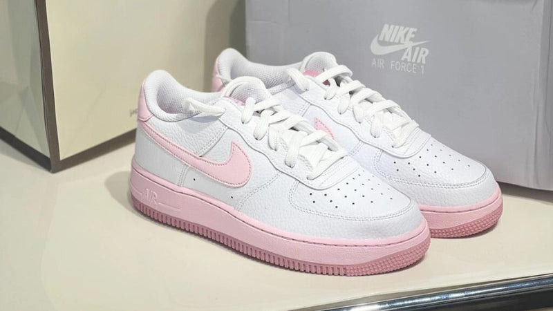 Thương hiệu Nike với logo Swoosh