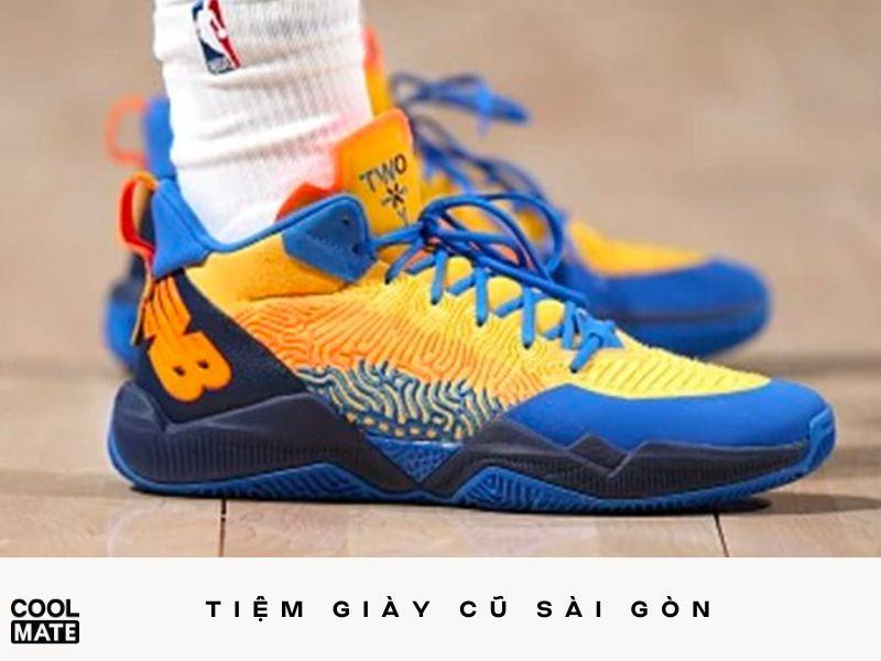 Tiệm Giày Cũ Sài Gòn trưng bày giày bóng rổ đã qua sử dụng nhưng còn rất mới, phù hợp với người tìm kiếm giá tốt