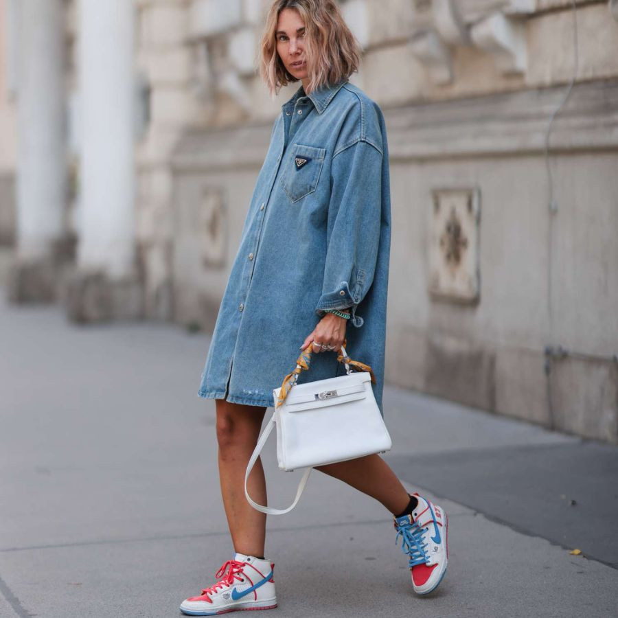 Váy denim + giày thể thao