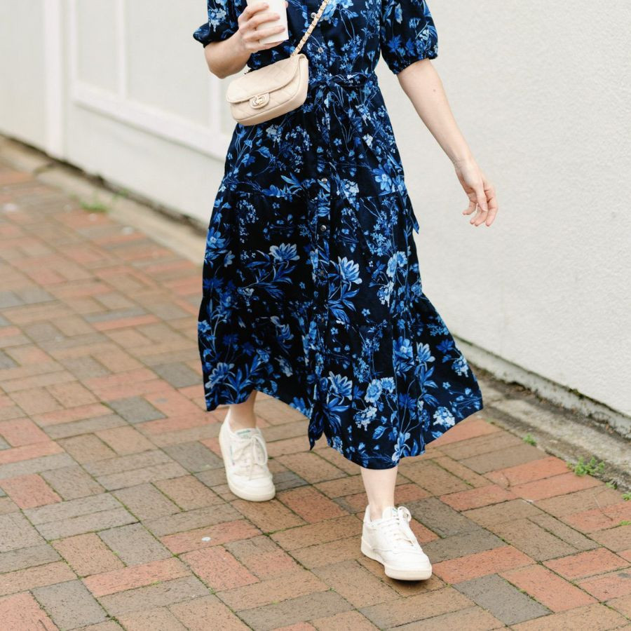 Váy maxi + giày thể thao