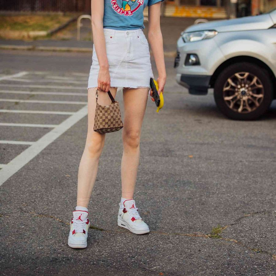 Váy ngắn + giày thể thao