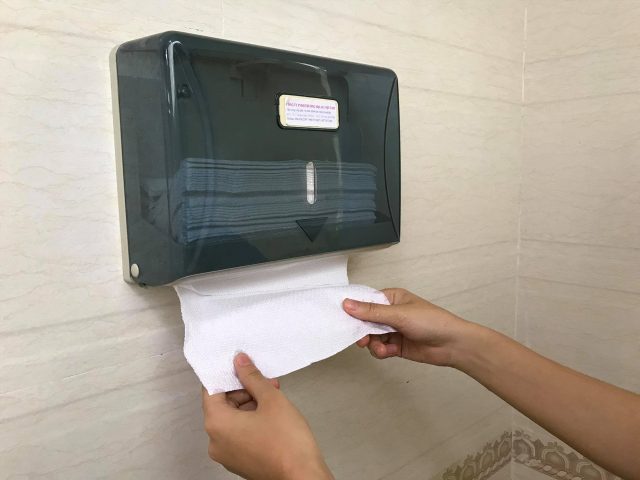 Cách Làm Khô Nhanh Giày Bằng Khăn Giấy Hiệu Quả