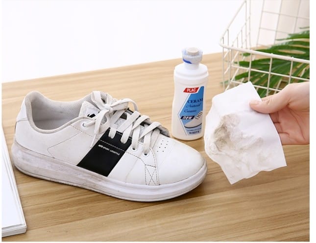 Vệ sinh giày trắng bằng giấy và nước để chống ố vàng