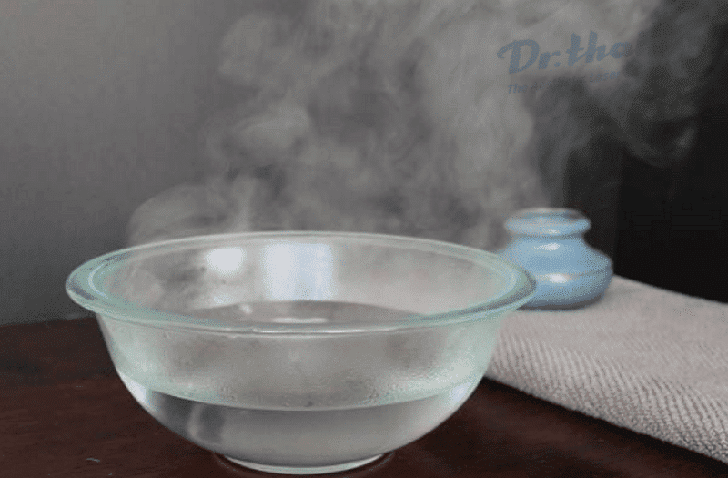 Vệ sinh dây giày trắng bằng nước ấm