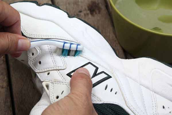 Vệ sinh giày chạy bộ hiệu quả