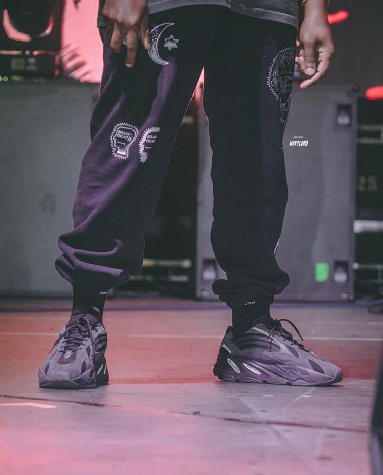 Cách phối đồ với giày Yeezy 700 nữ cùng quần jogger thể thao bó ống