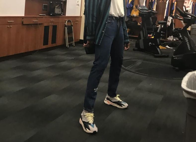 Phong cách cá tính với quần Jean và cách phối đồ với giày Yeezy 700 nữ