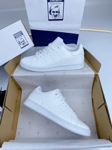 Giày Adidas Màu Trắng Nam Nữ Chính Hãng: Đánh Giá Chi Tiết và Hướng Dẫn Mua Sắm