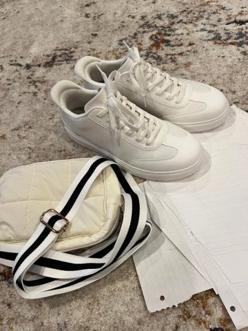10 Đôi Giày Không Bao Giờ Lỗi Mốt: Biểu Tượng Phong Cách Bền Vững