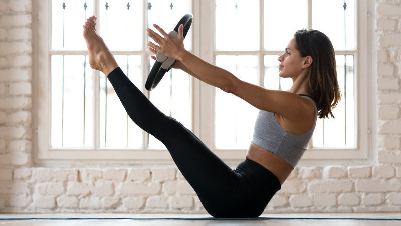 Bài tập Pilates khá nhẹ nhàng nên không mang giày khi luyện tập