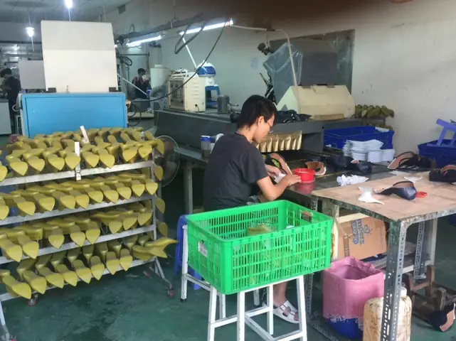 Bán Buôn Giày Thể Thao Tại Hà Nội: Địa Chỉ Nào Uy Tín Cho Doanh Nghiệp?
