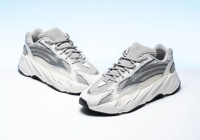 Cách Buộc Dây Giày Yeezy 700 Phản Quang Đẹp Và Chắc Chắn