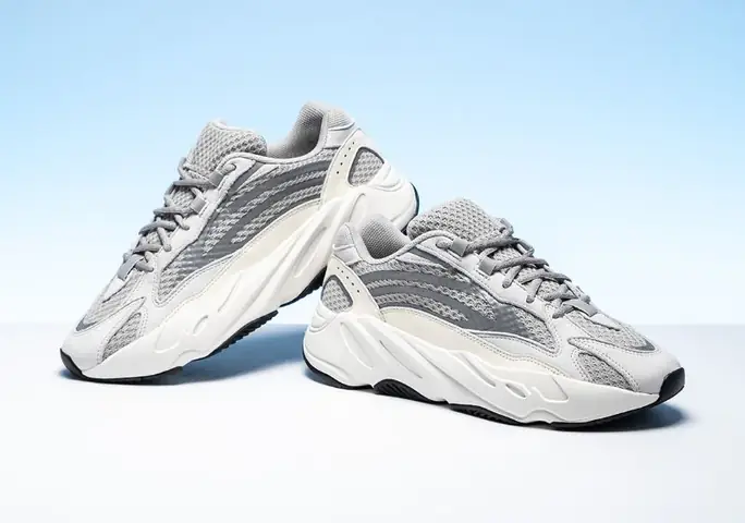 Cách Buộc Dây Giày Yeezy 700 Phản Quang Đẹp Và Chắc Chắn
