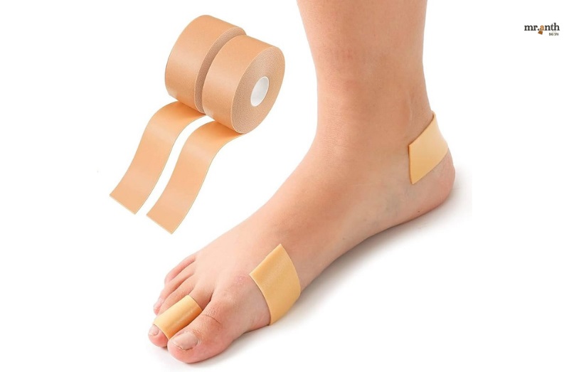 Dùng băng cá nhân đệm mềm bảo vệ gót chân khi mang giày lâu, tránh phồng rộp gót chân khi đi giày