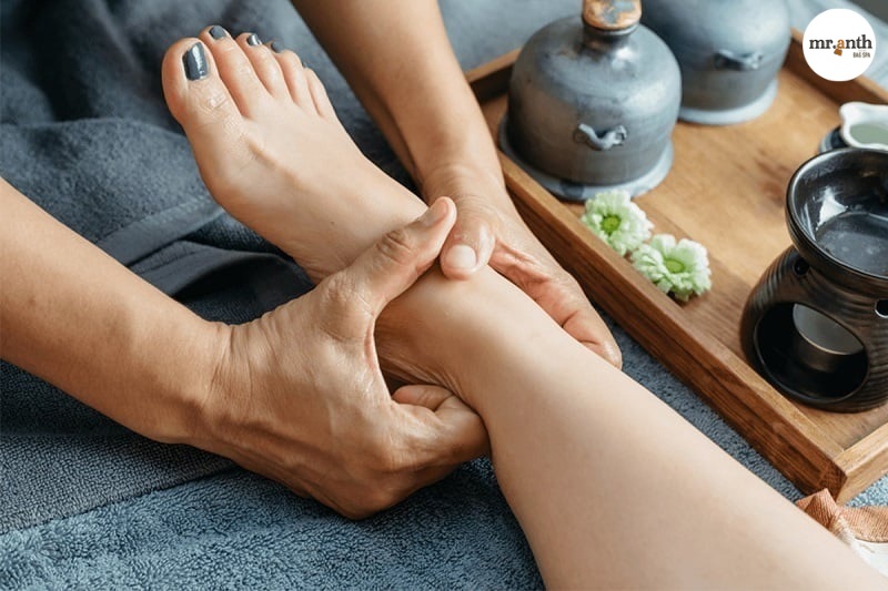 Massage gót chân hàng ngày giúp giảm đau, tăng tuần hoàn máu và phục hồi tổn thương gót chân khi đi giày