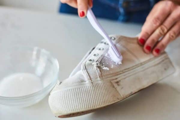 Cách Làm Sạch Giày Trắng Không Cần Giặt Hiệu Quả Nhất Cách Làm Sạch Giày Trắng Không Cần Giặt Hiệu Quả Nhất