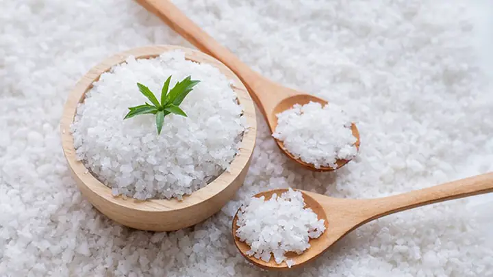 3. Dùng muối để làm khô giày