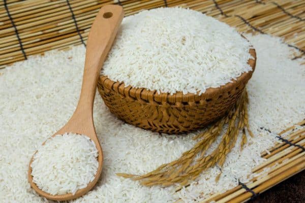 Cách làm giày khô nhanh trong 1 đêm bằng gạo